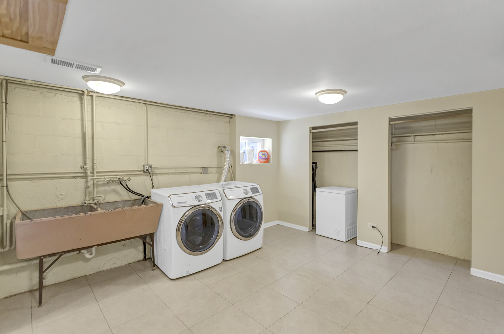 2323 Stratford Avenue