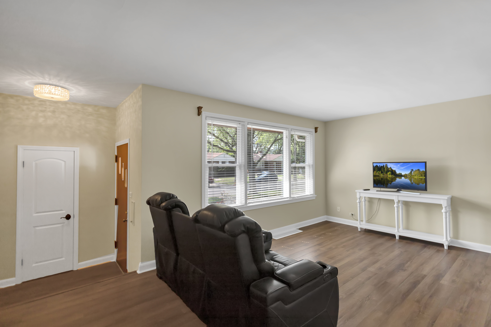 2323 Stratford Avenue