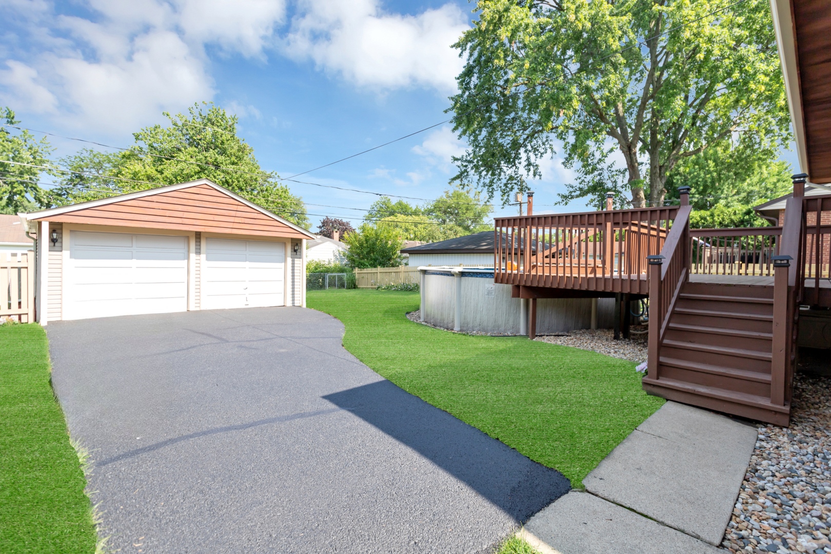 2323 Stratford Avenue