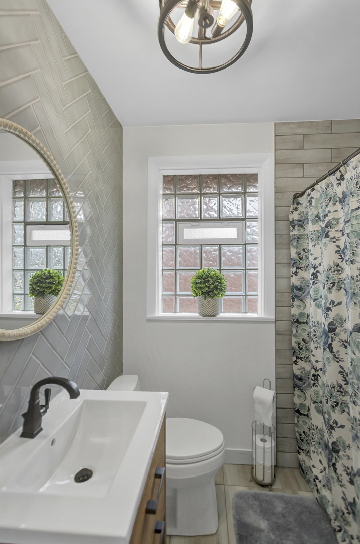 2323 Stratford Avenue