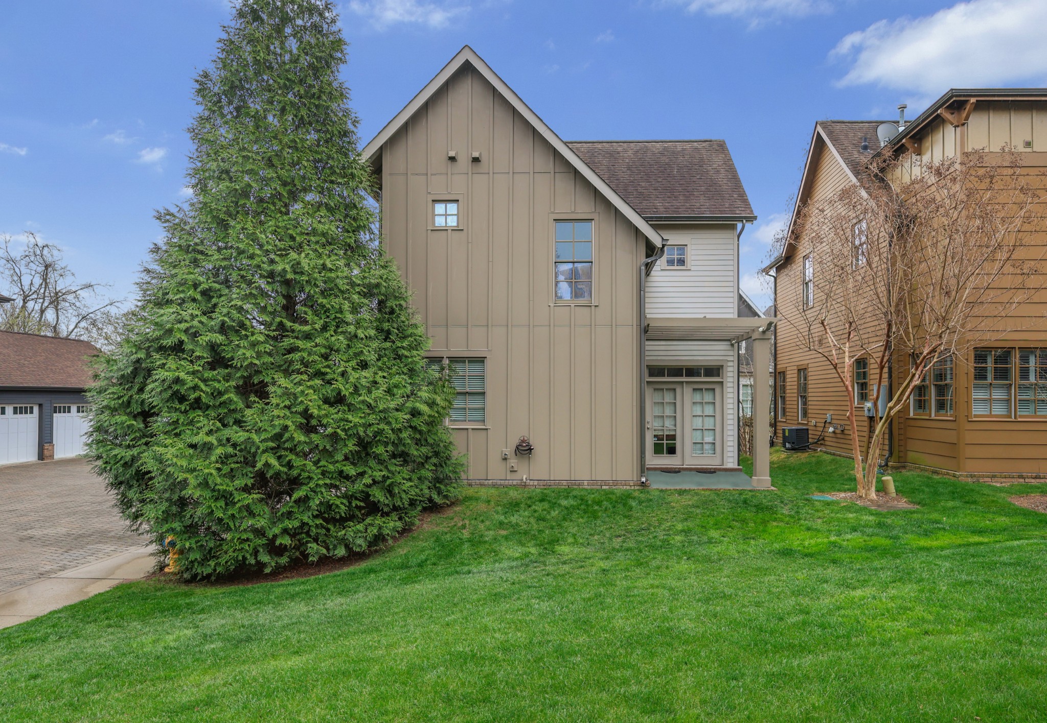 101 Cottage Ln