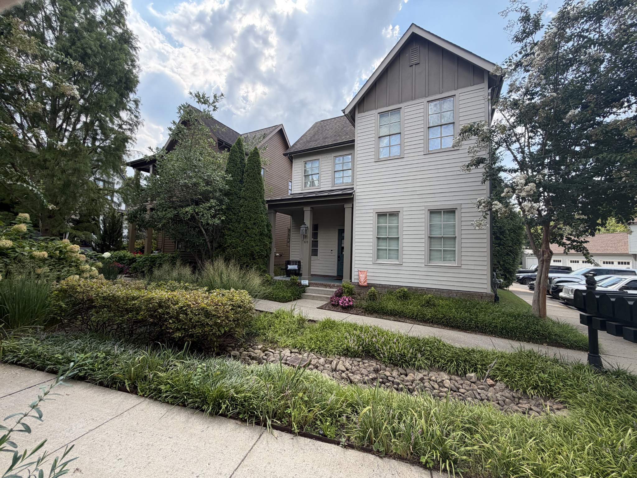 101 Cottage Ln