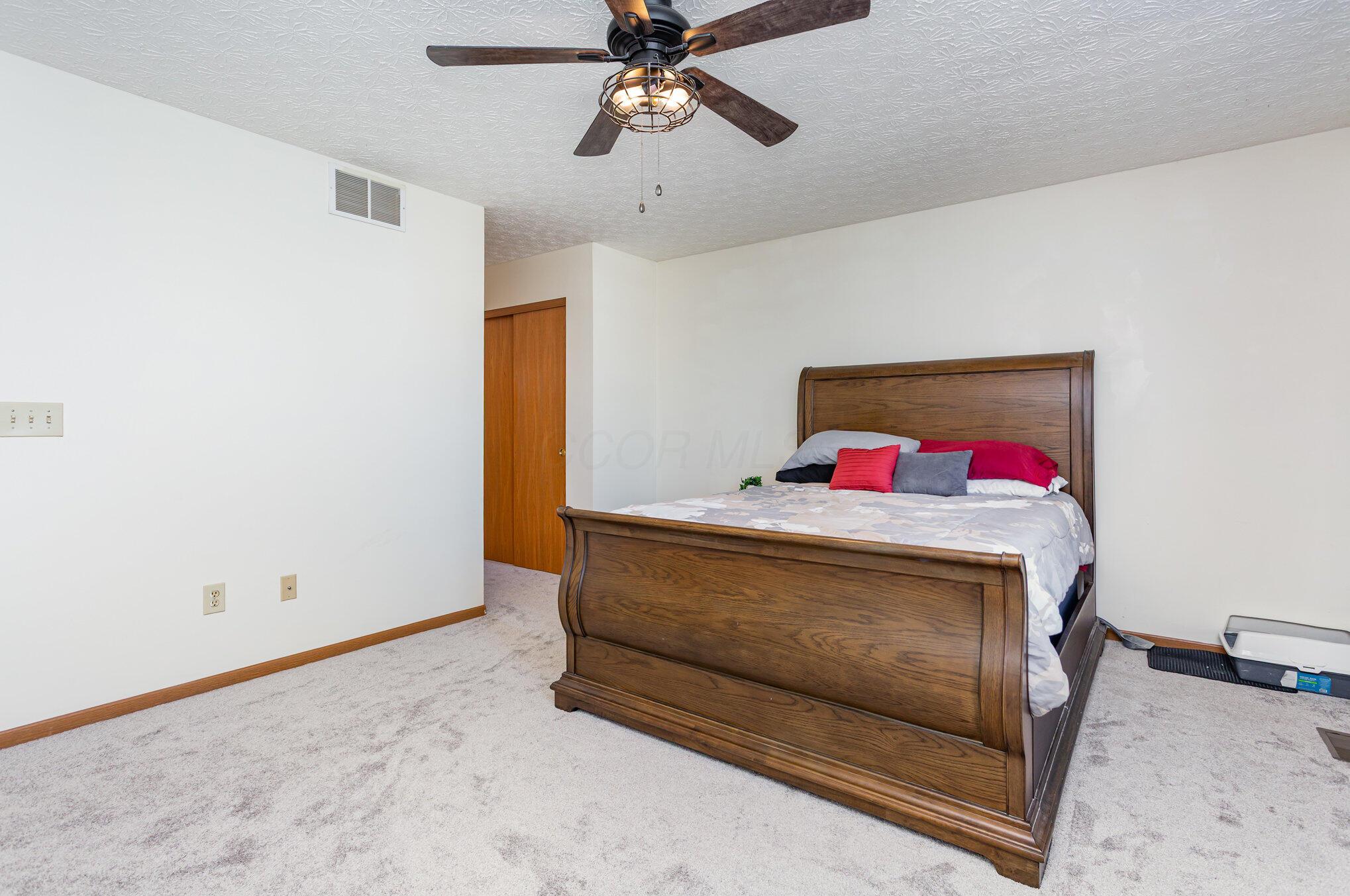 4315 Knoll Crest Drive, Grove City