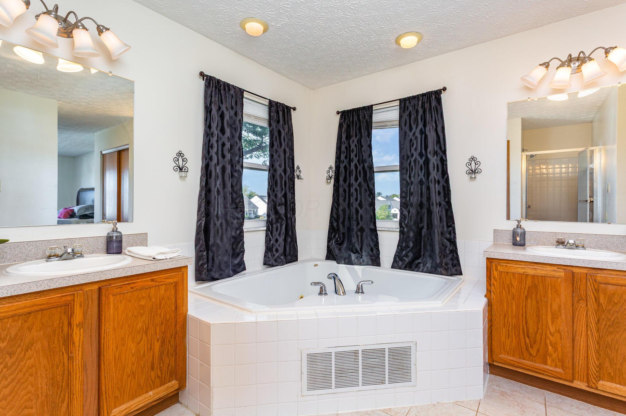 4315 Knoll Crest Drive, Grove City