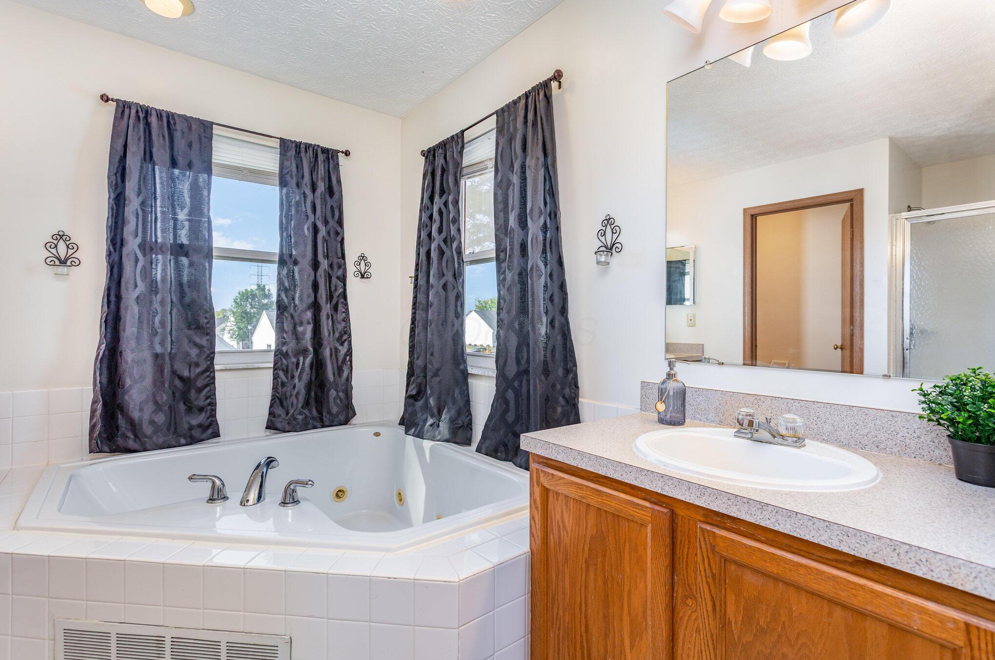 4315 Knoll Crest Drive, Grove City