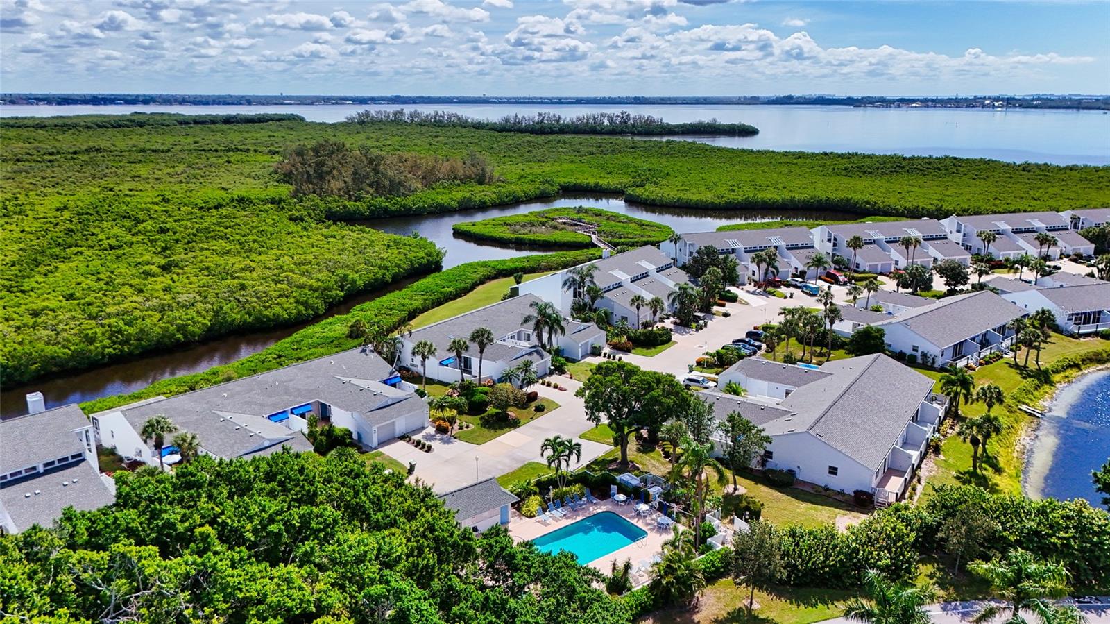 835 WATERSIDE LN