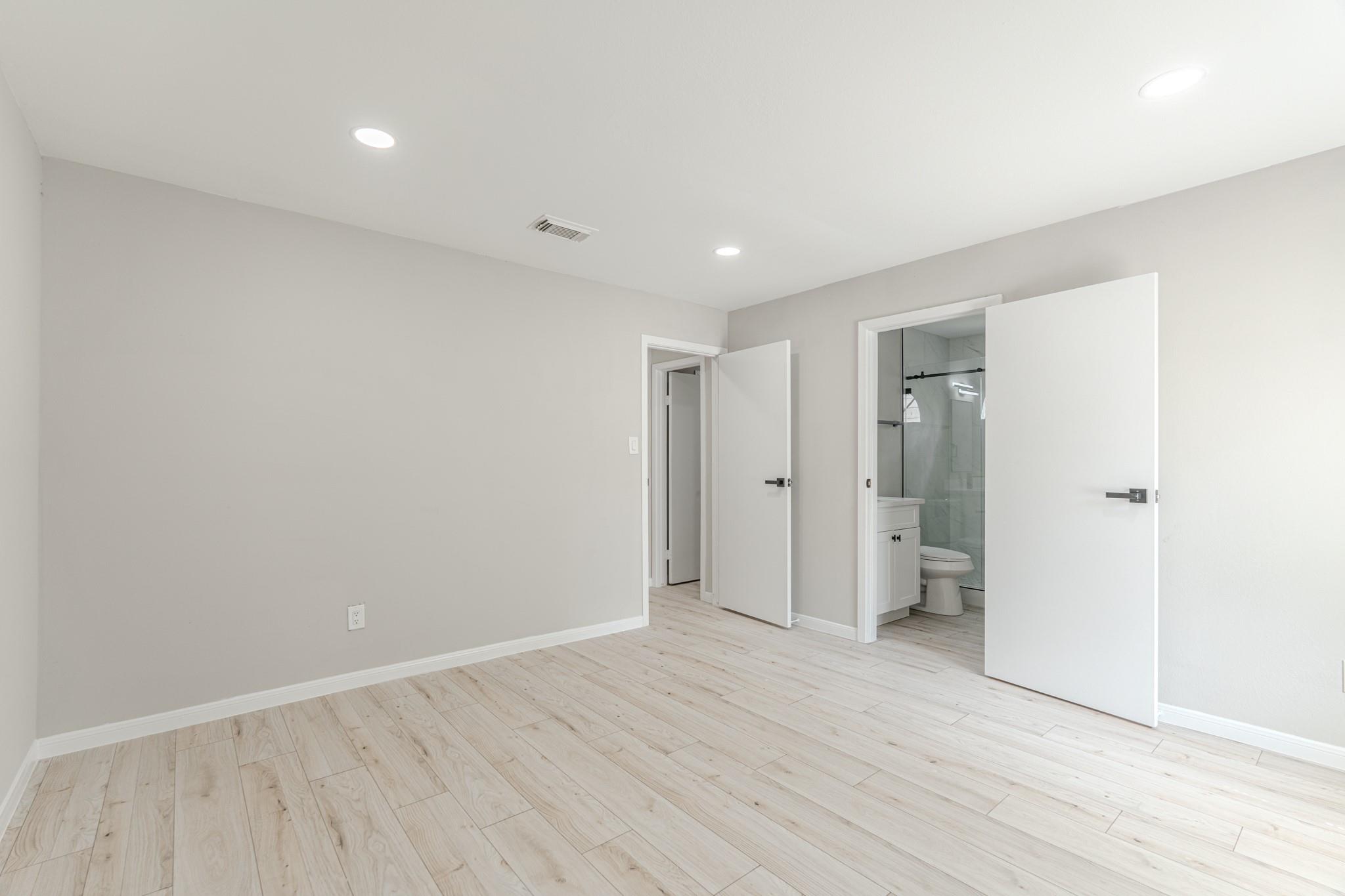 6 Hasting Oak Court