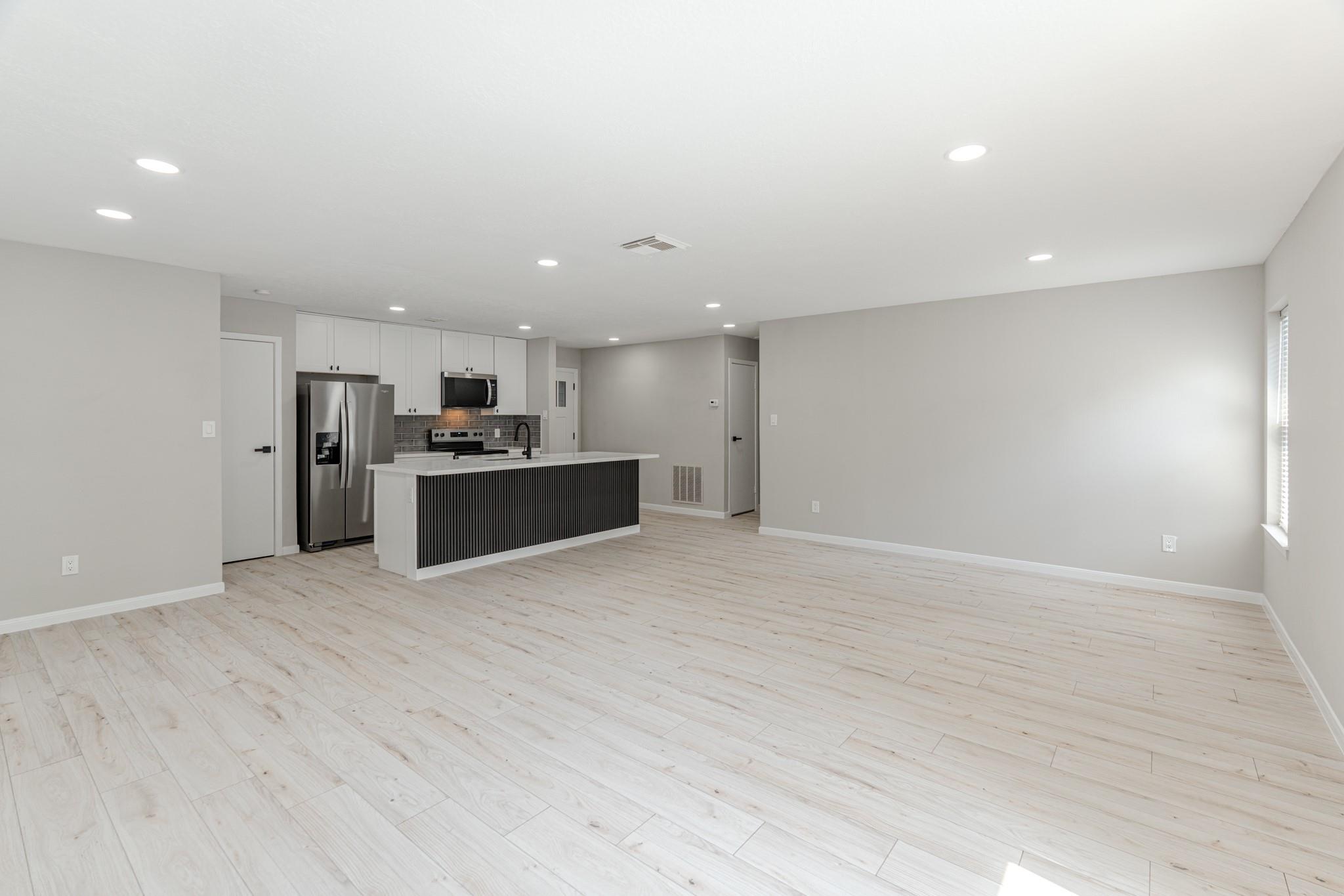 6 Hasting Oak Court