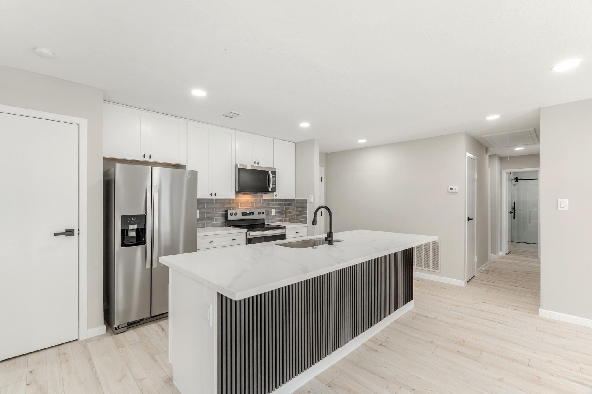 6 Hasting Oak Court