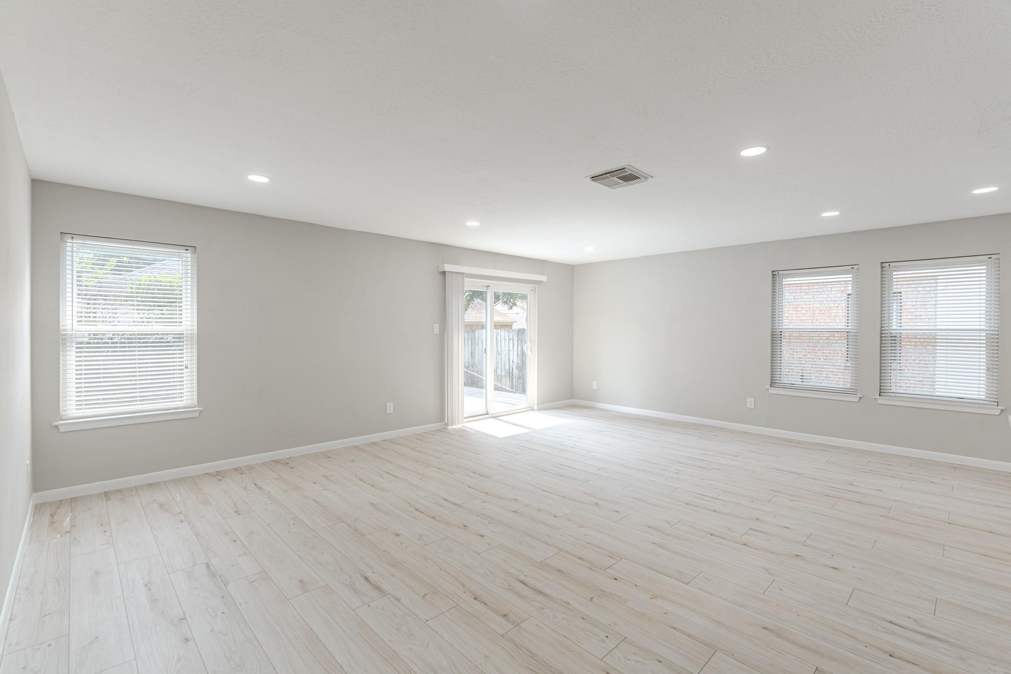 6 Hasting Oak Court