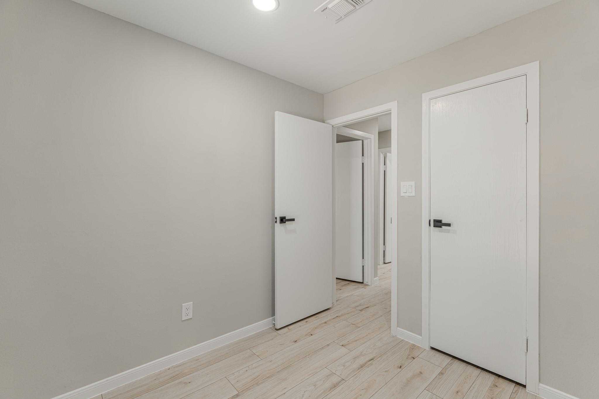 6 Hasting Oak Court