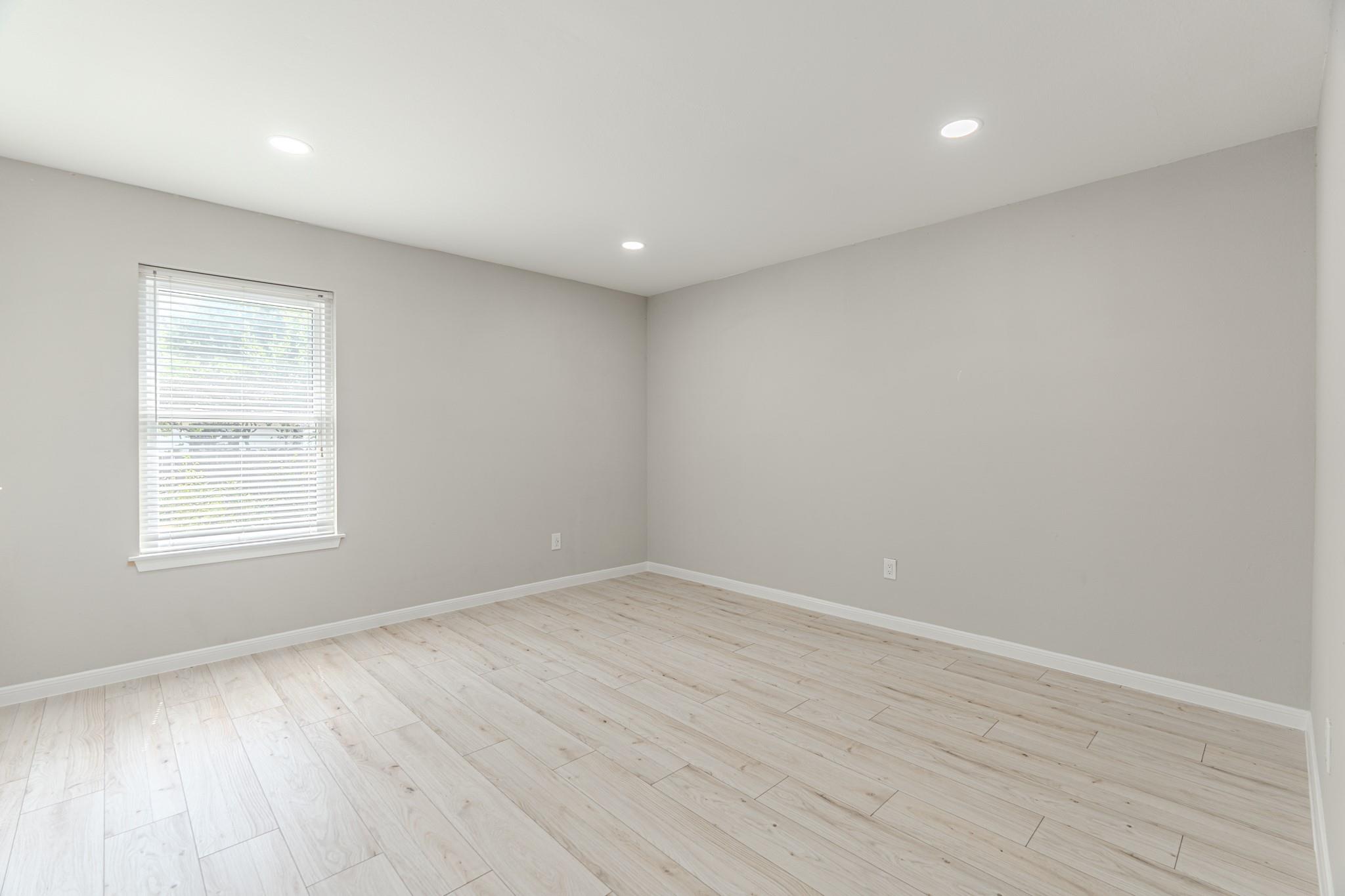 6 Hasting Oak Court