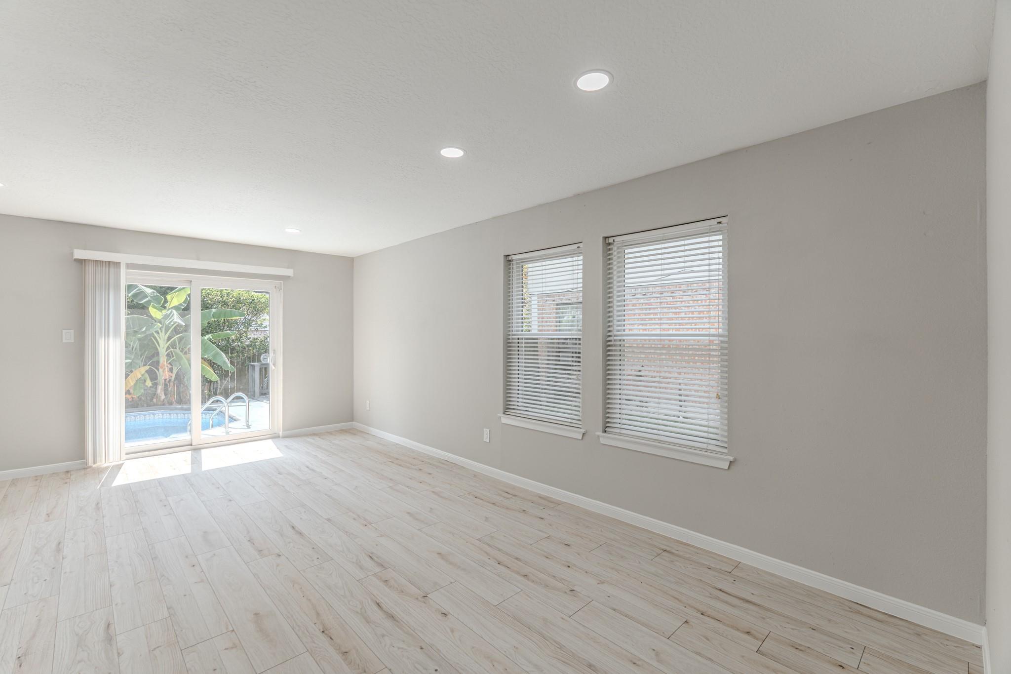 6 Hasting Oak Court