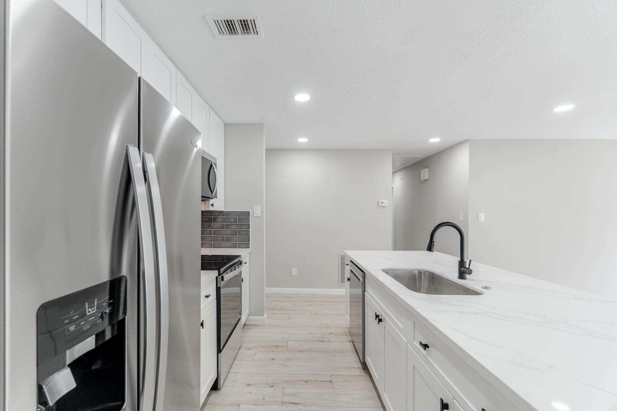 6 Hasting Oak Court