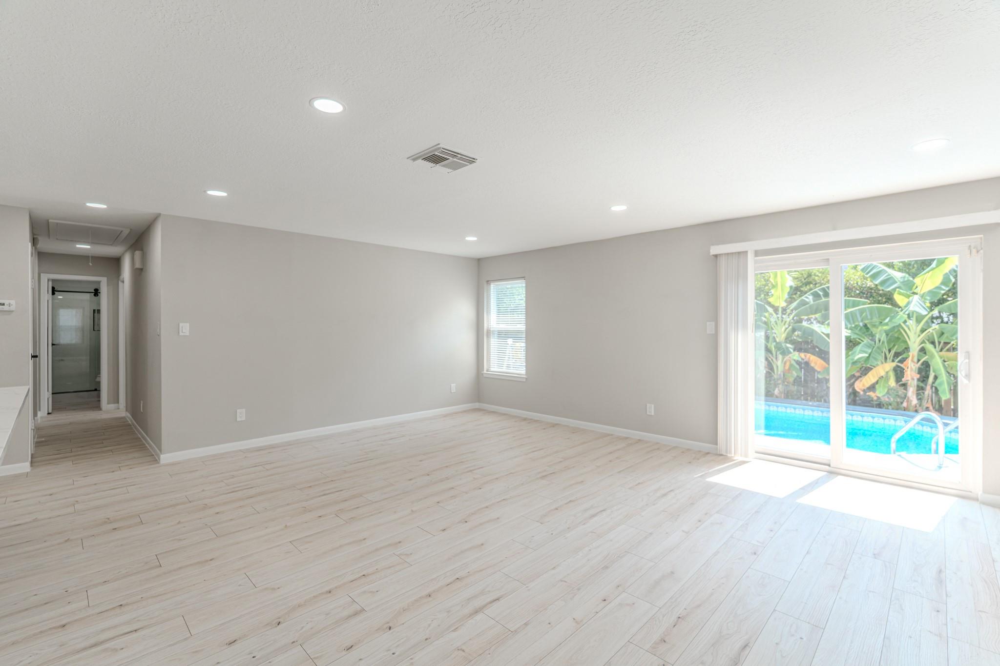 6 Hasting Oak Court
