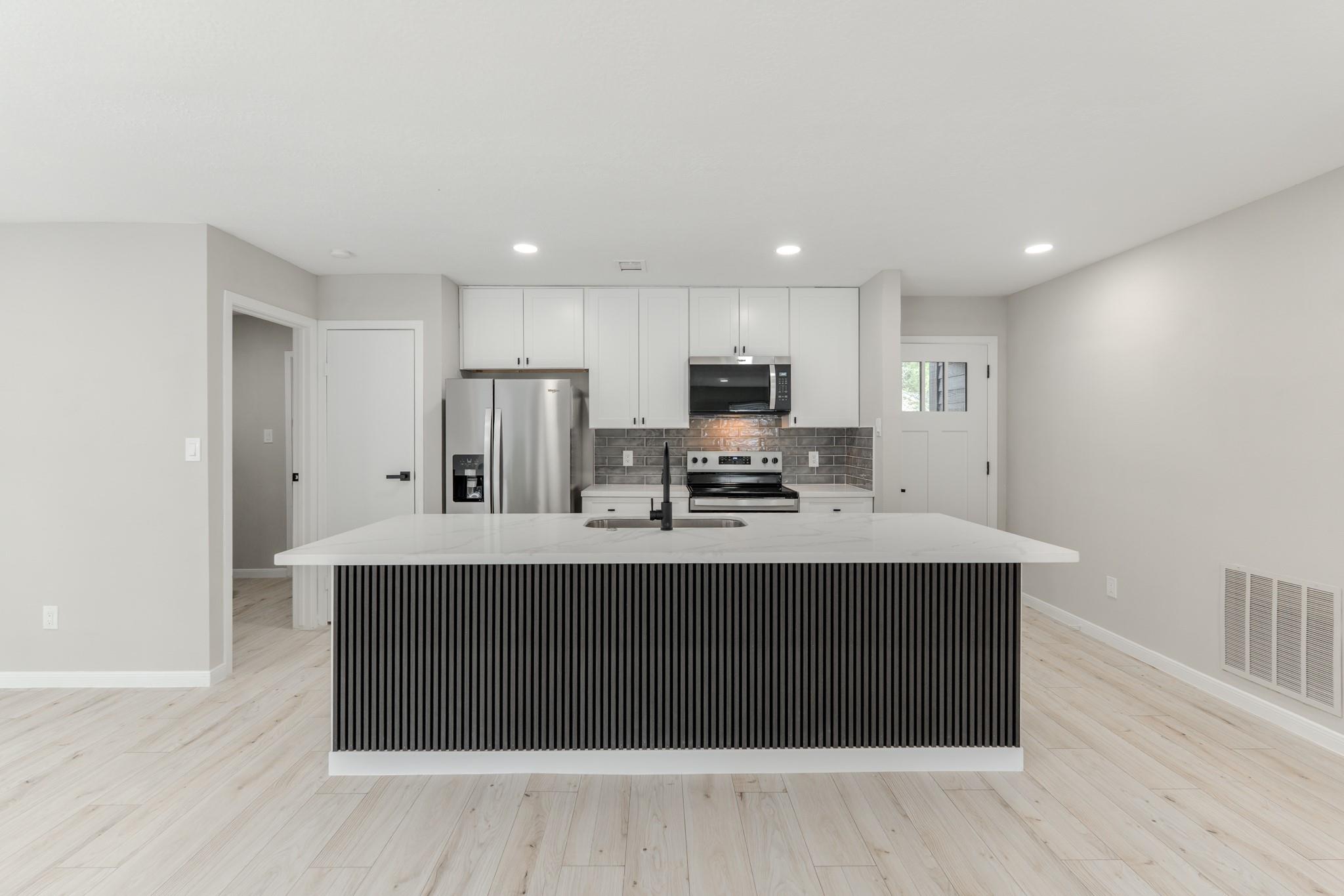 6 Hasting Oak Court
