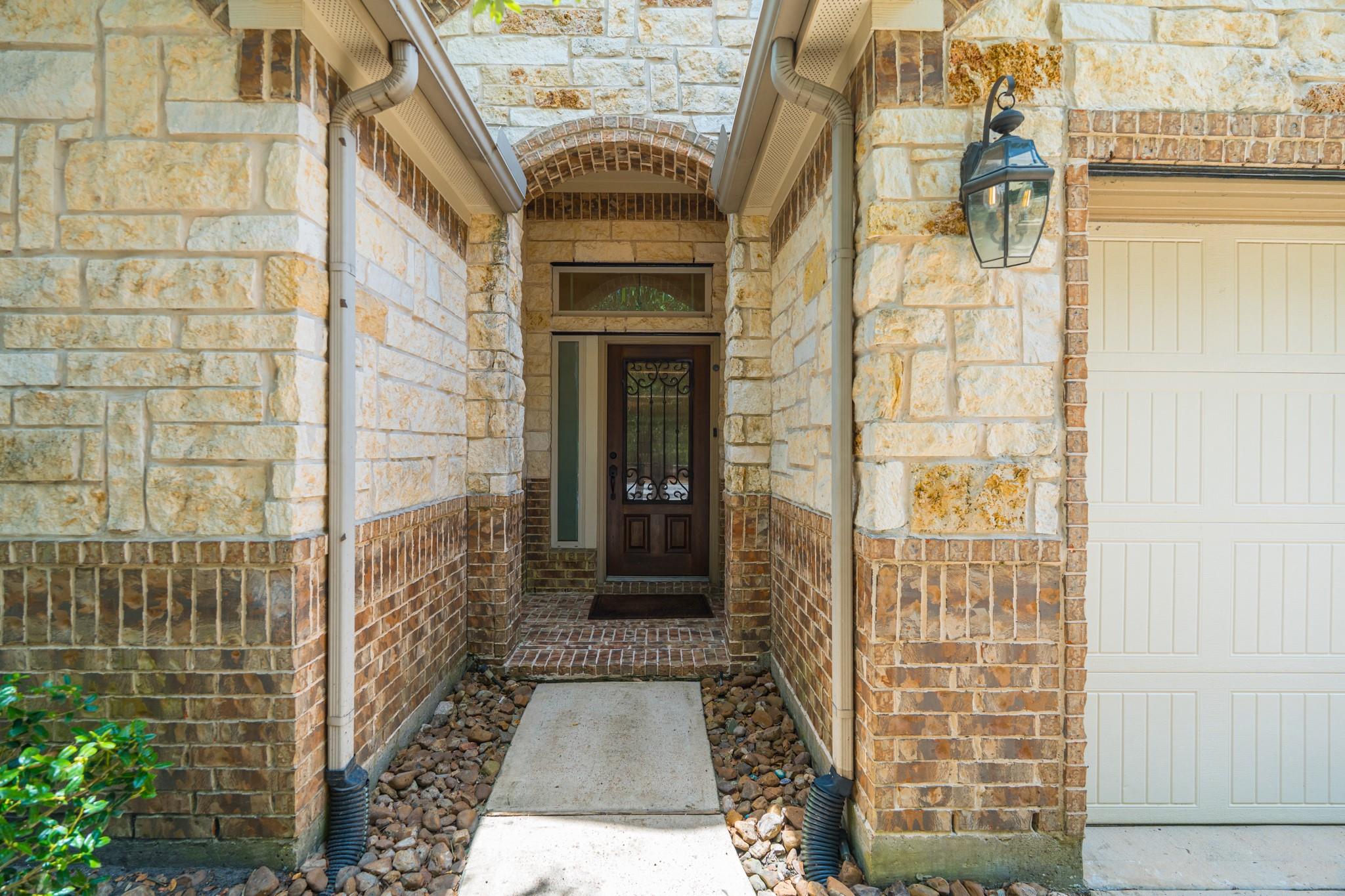 2 Arrowfeather Place