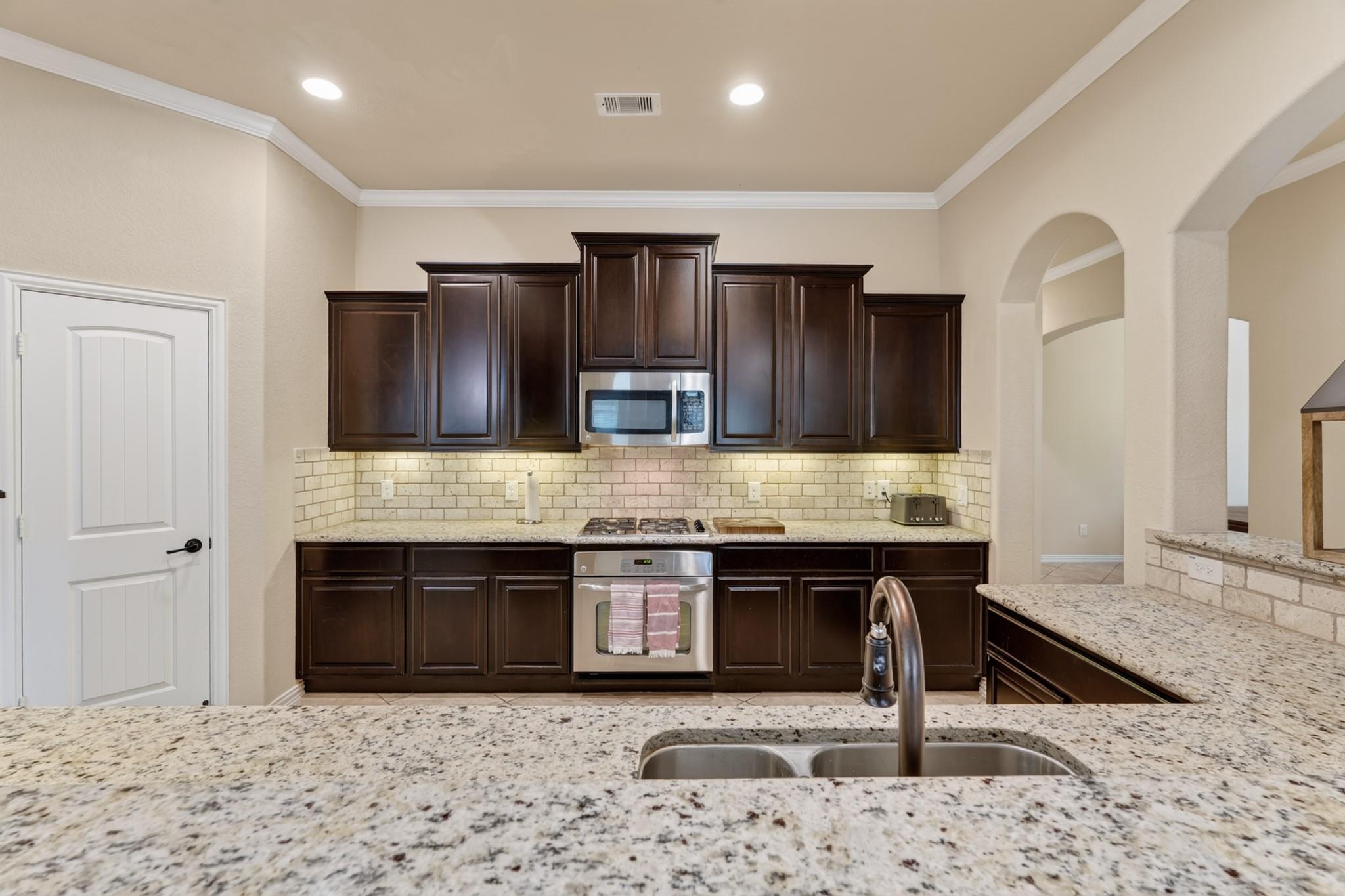 2 Arrowfeather Place