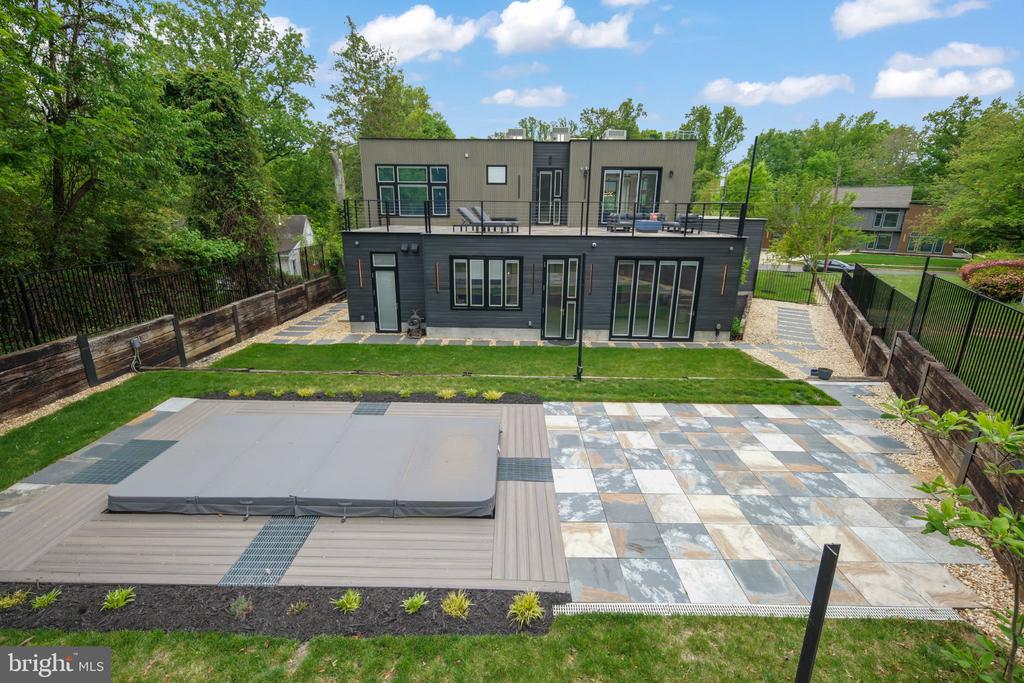 7404 SPORTSMAN DRIVE