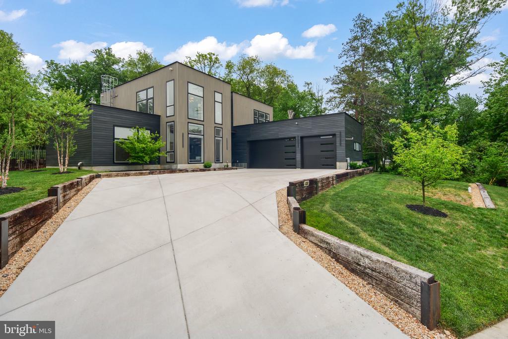 7404 SPORTSMAN DRIVE