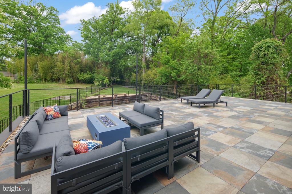 7404 SPORTSMAN DRIVE