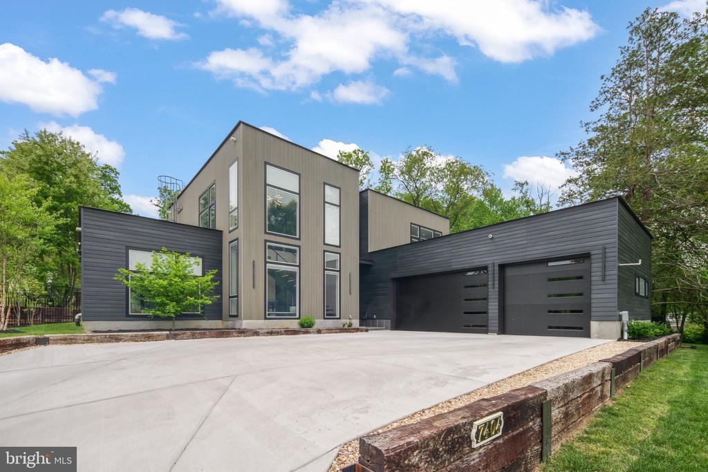 7404 SPORTSMAN DRIVE
