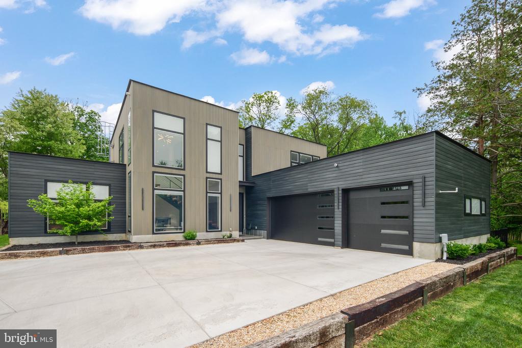7404 SPORTSMAN DRIVE