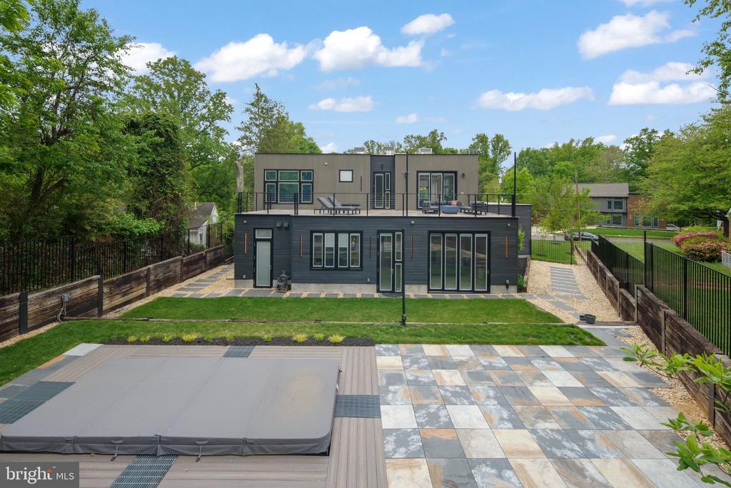 7404 SPORTSMAN DRIVE