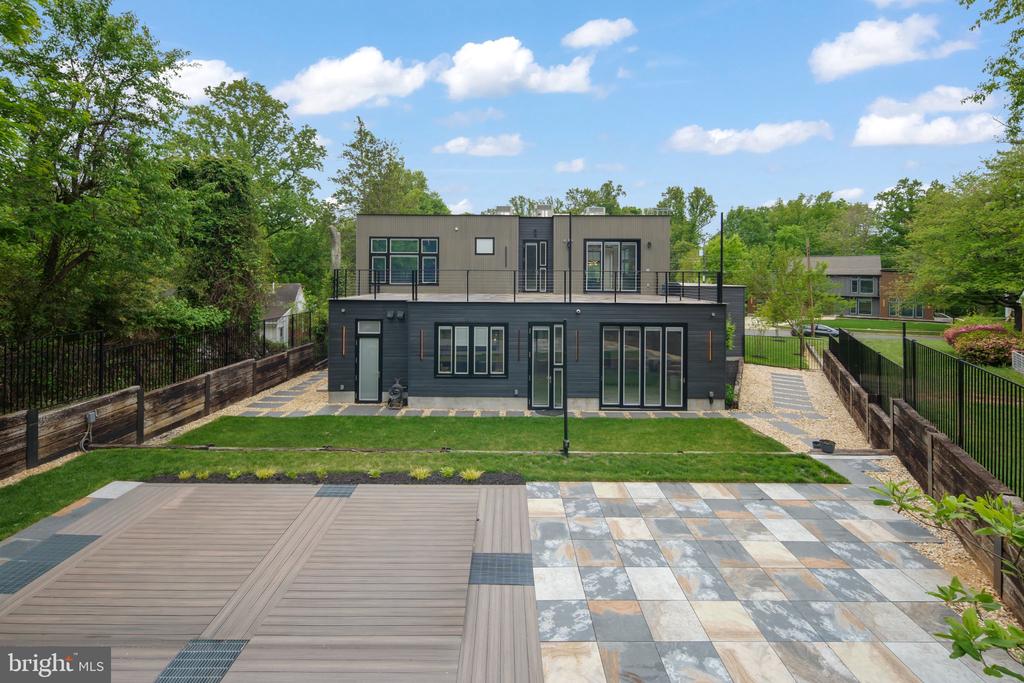 7404 SPORTSMAN DRIVE