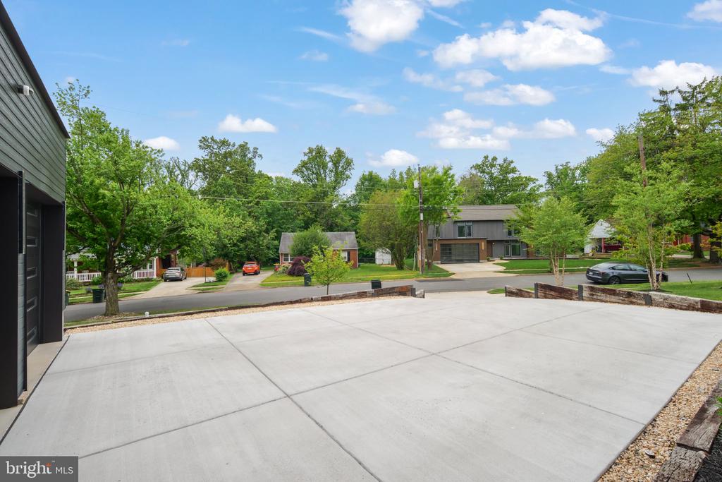 7404 SPORTSMAN DRIVE