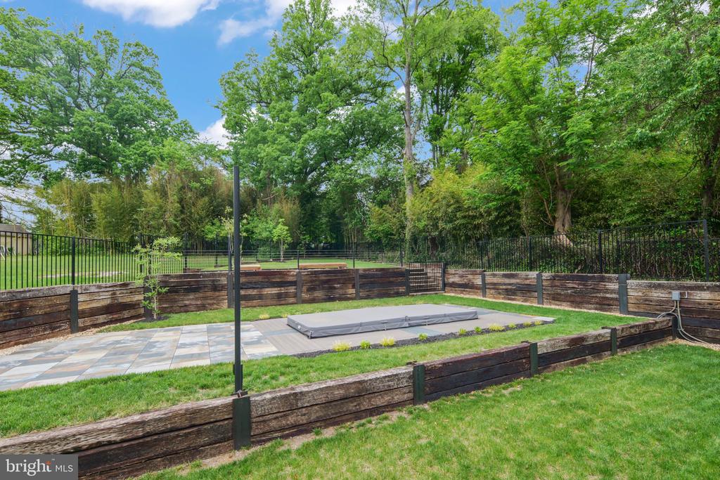 7404 SPORTSMAN DRIVE