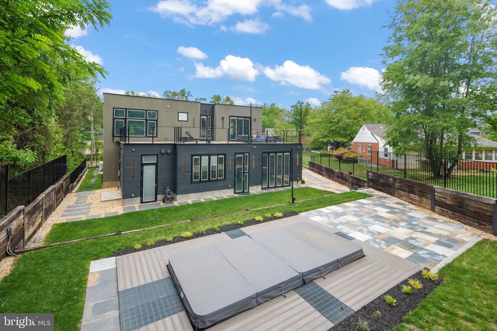 7404 SPORTSMAN DRIVE