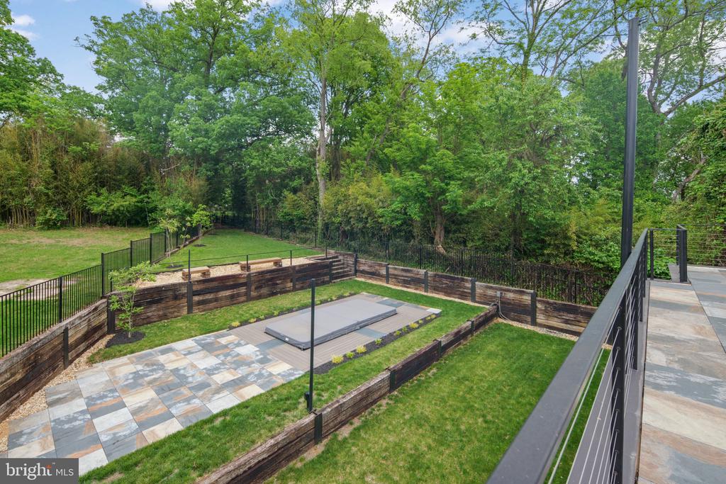 7404 SPORTSMAN DRIVE