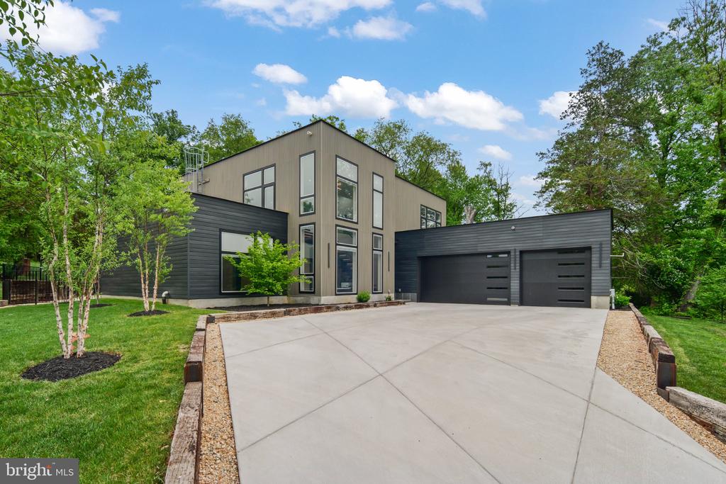7404 SPORTSMAN DRIVE