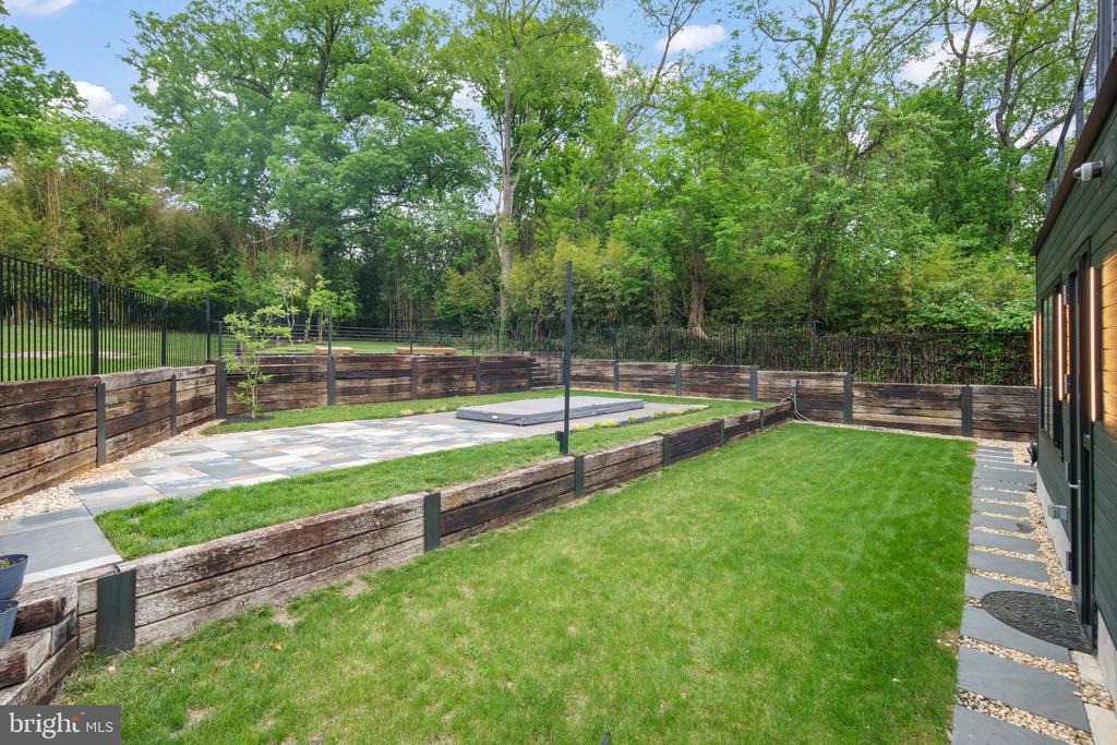7404 SPORTSMAN DRIVE