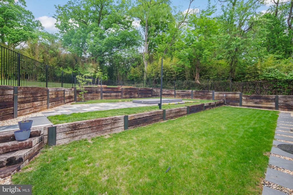 7404 SPORTSMAN DRIVE