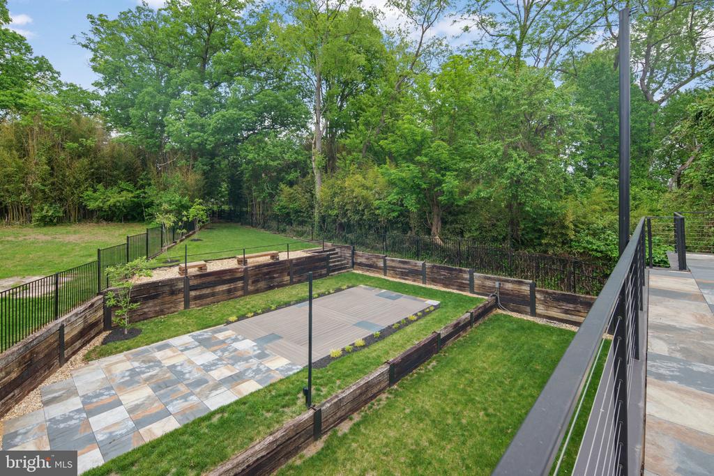 7404 SPORTSMAN DRIVE