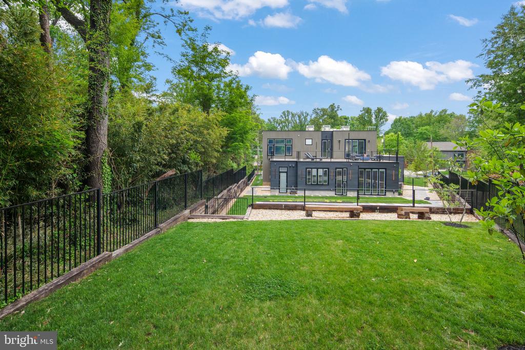 7404 SPORTSMAN DRIVE