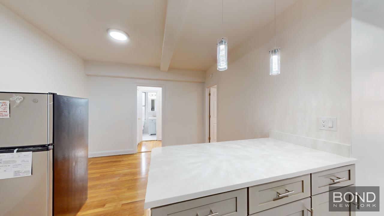 301 E 38th Street 5E