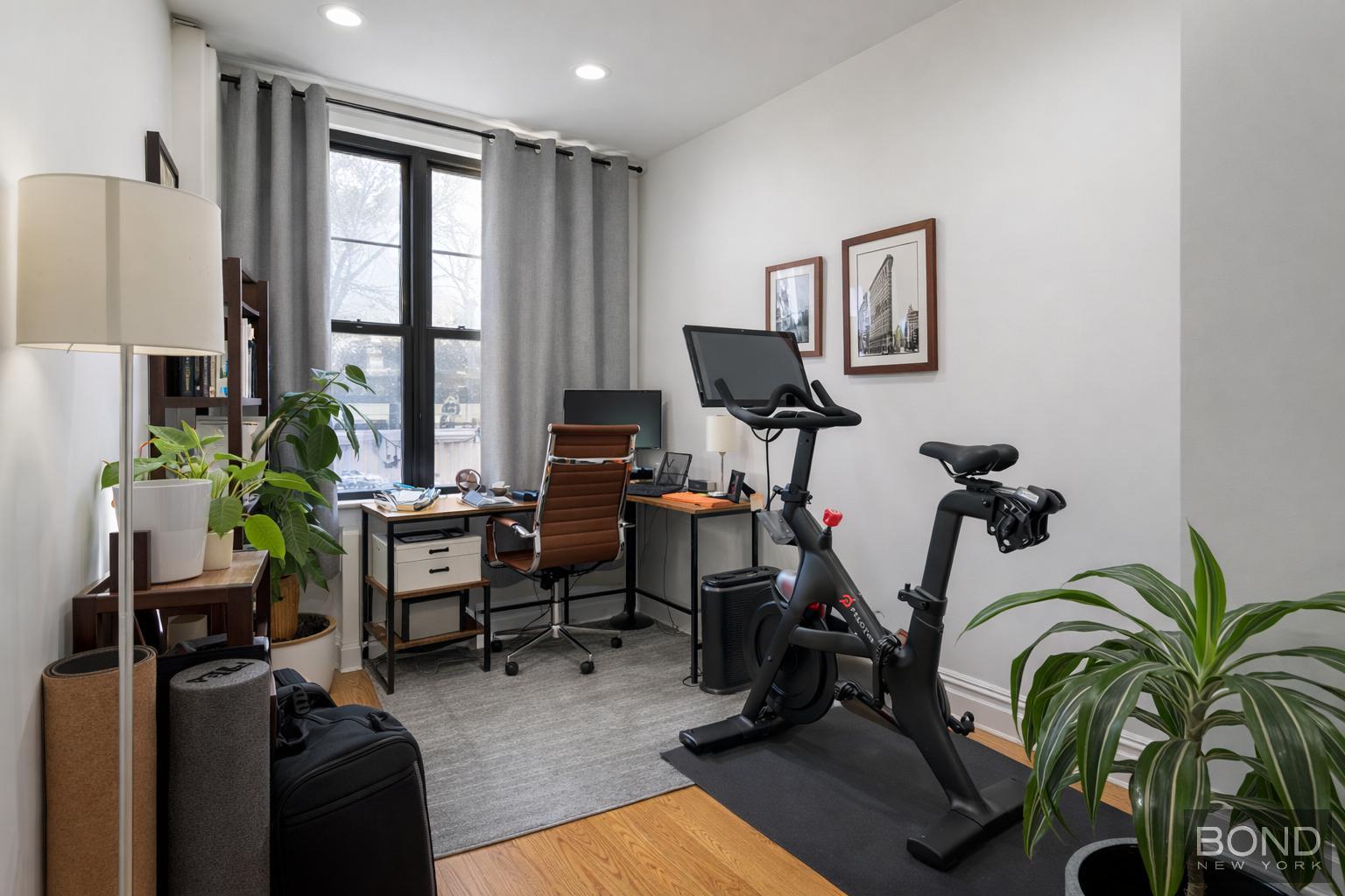 1868 Linden Street TWNHS