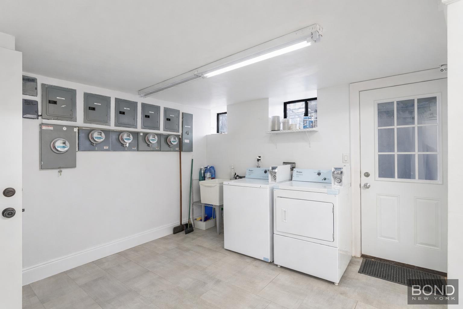 1868 Linden Street TWNHS