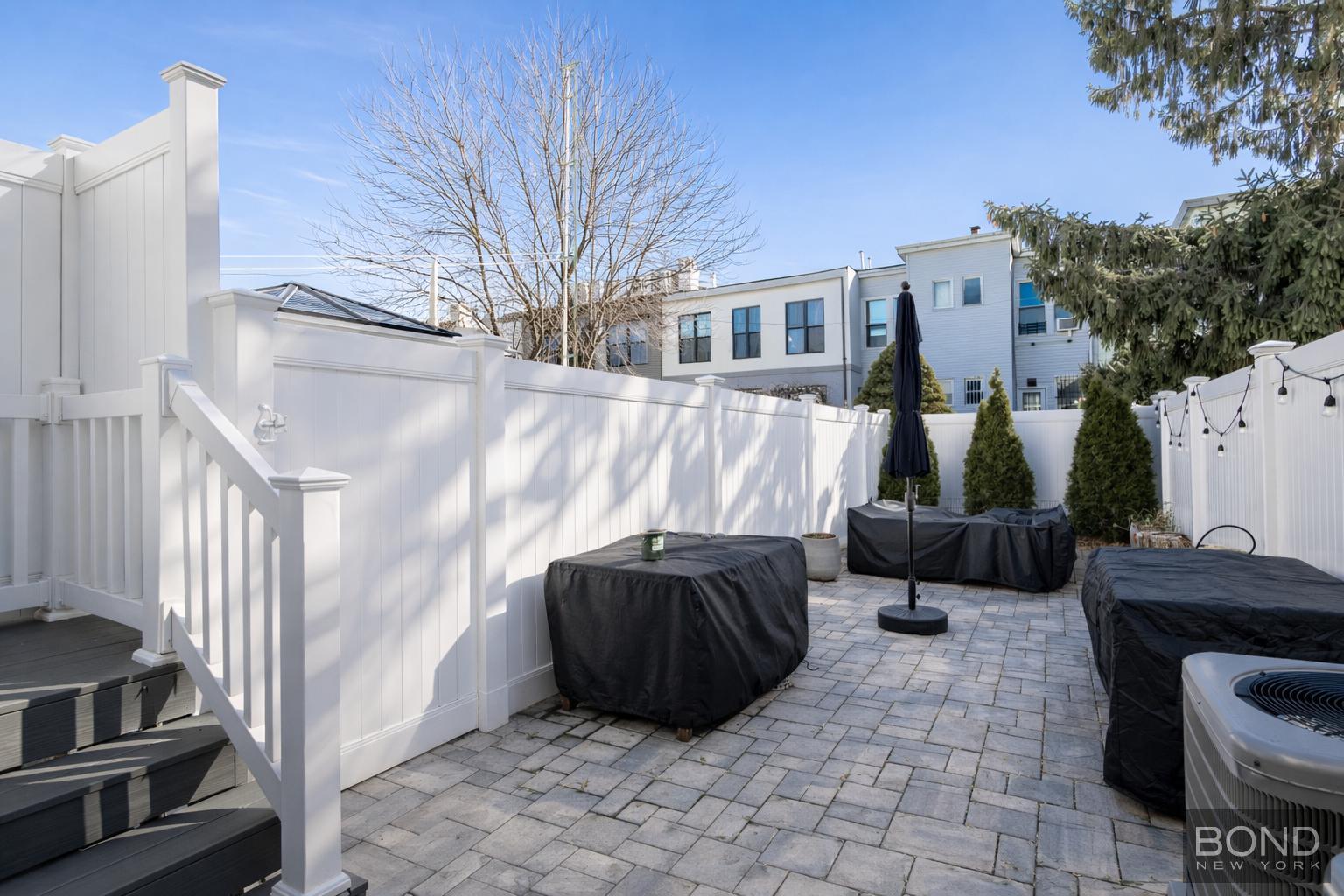 1868 Linden Street TWNHS