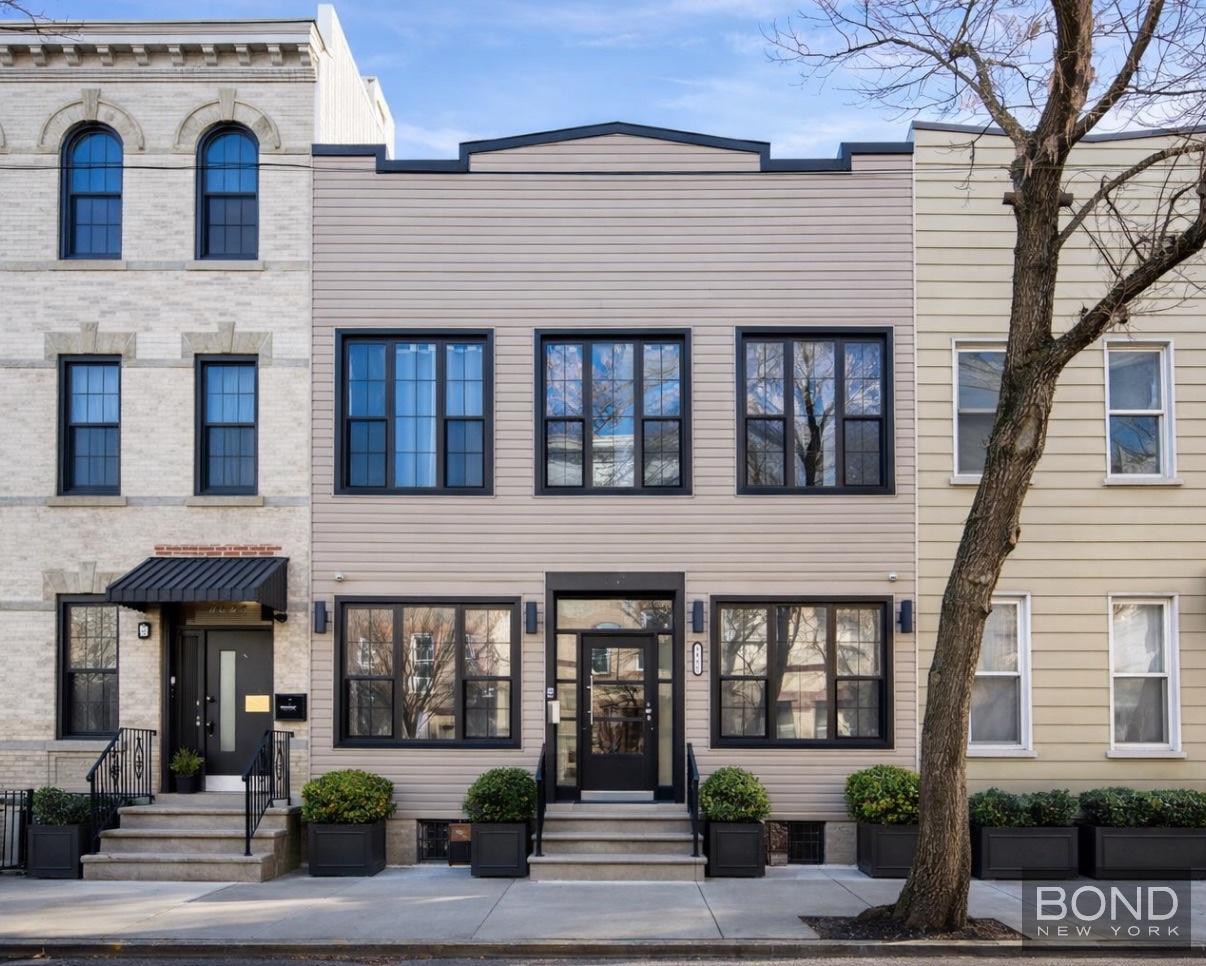 1868 Linden Street TWNHS