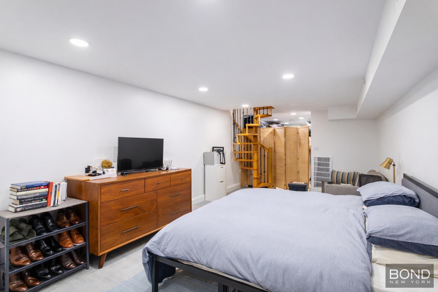 1868 Linden Street TWNHS