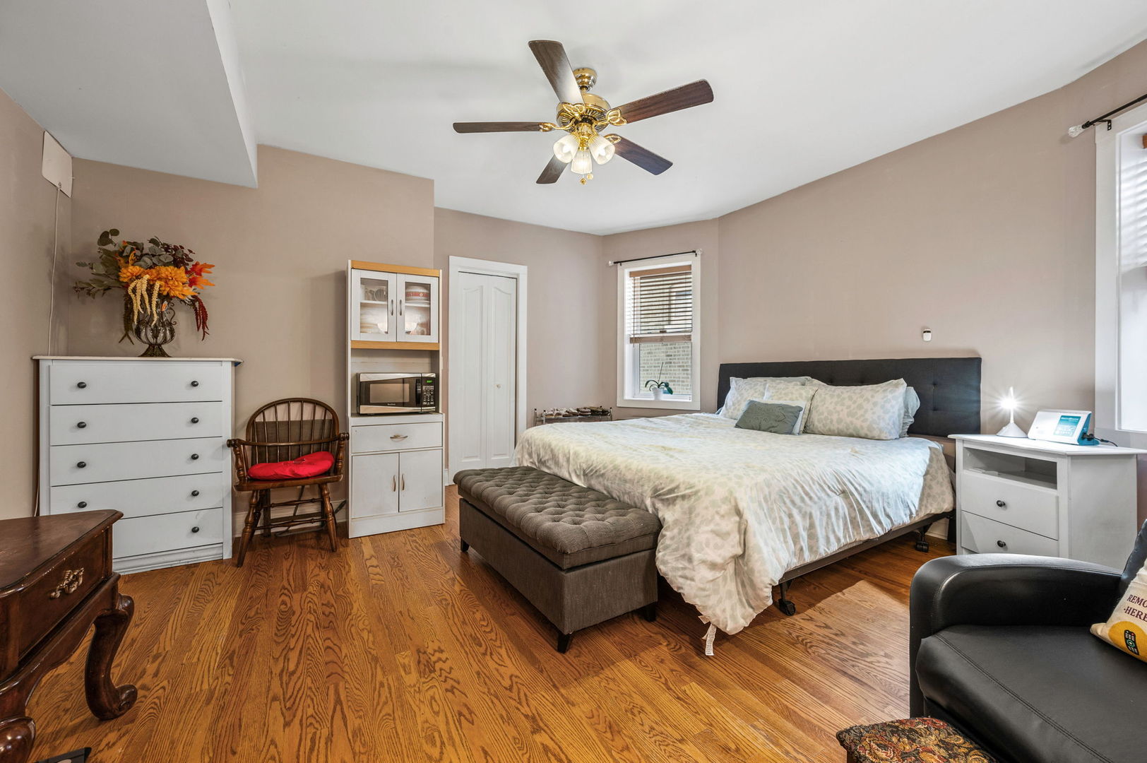 6658 N Fairfield Avenue