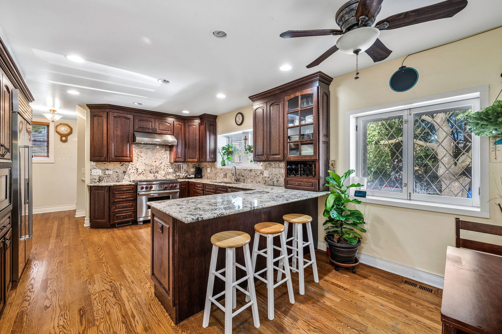 6658 N Fairfield Avenue