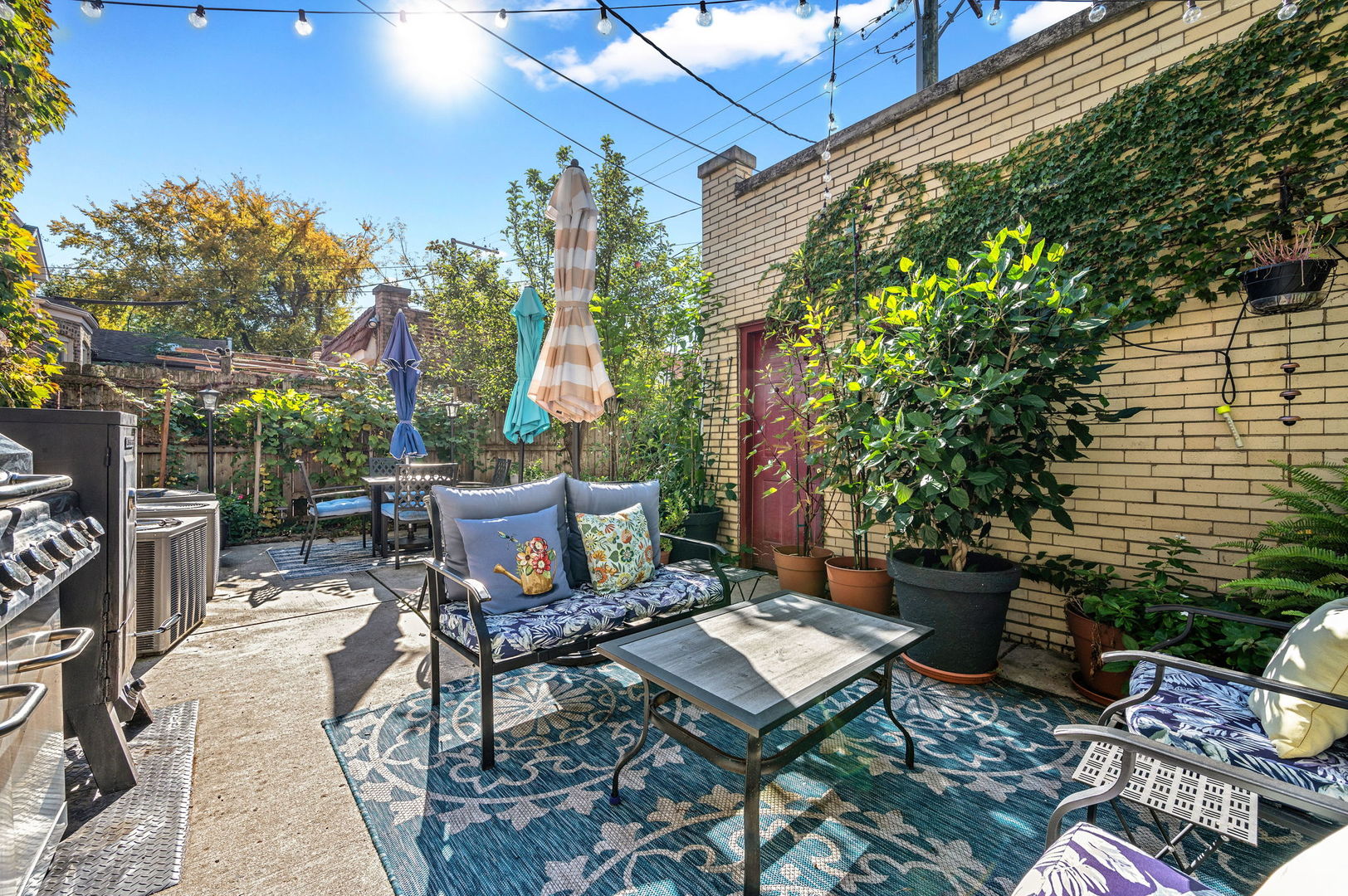 6658 N Fairfield Avenue