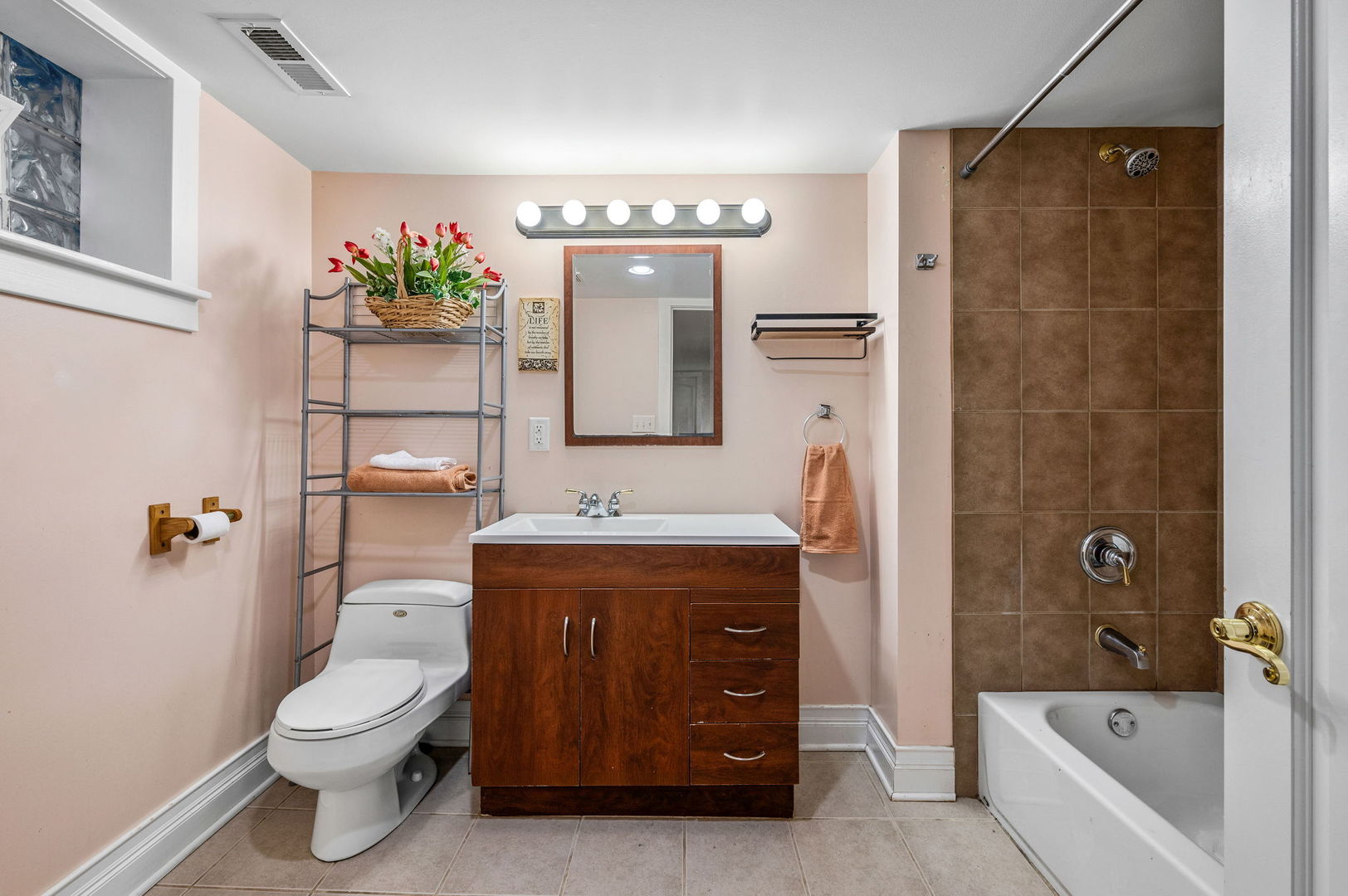 6658 N Fairfield Avenue