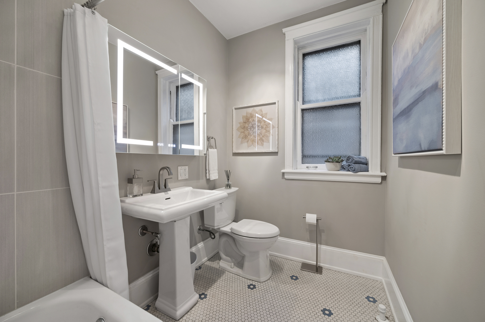 1319 W Ardmore Avenue Unit: 2E
