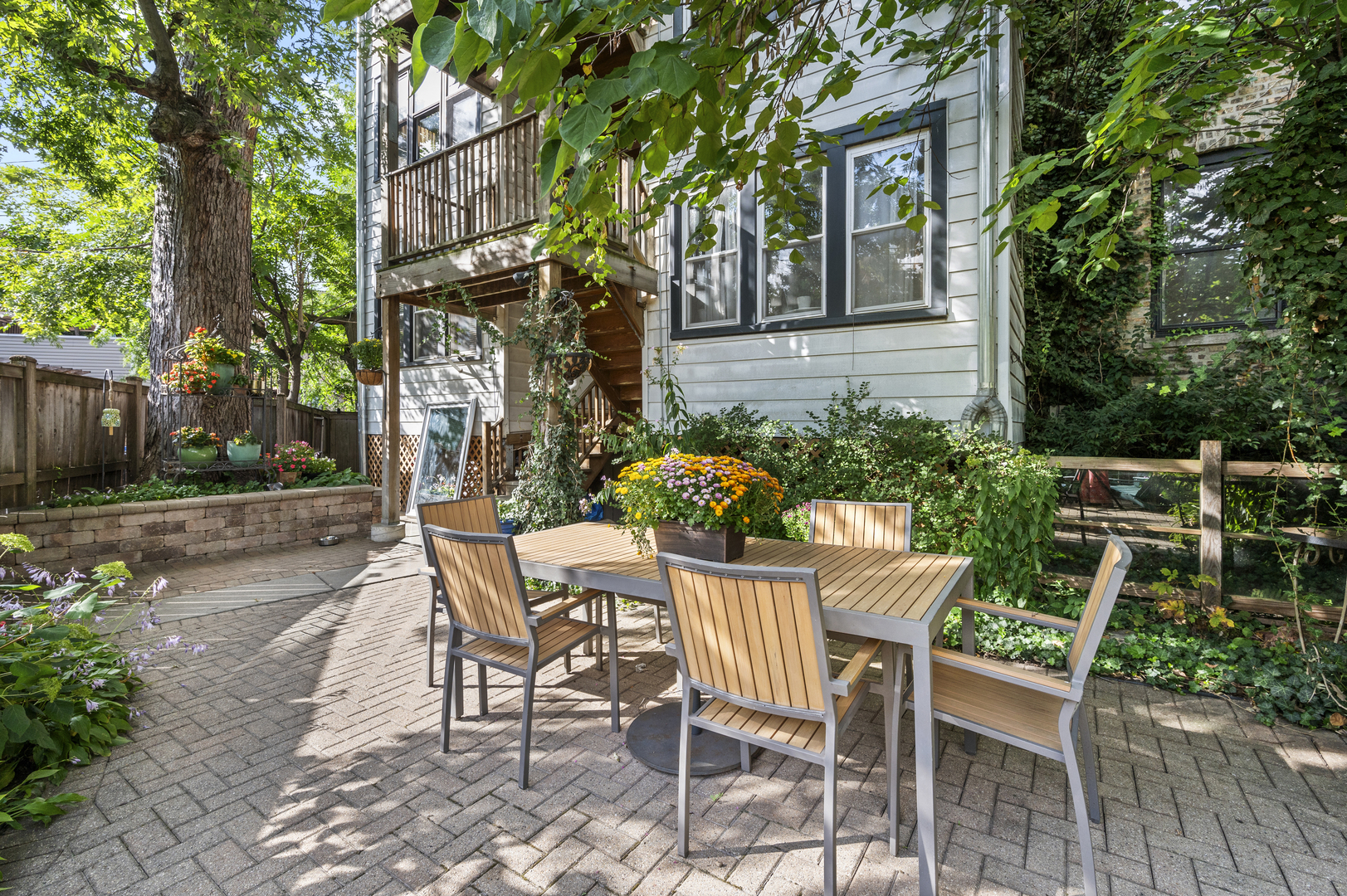 1319 W Ardmore Avenue Unit: 2E